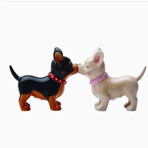 Kissing Chihuahuas Pucker Up Pups, Salt and Pepper Shaker Set. NIB